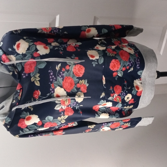 Cupshe Pullover With Hoodie and Kangaroo pouch, Floral, Size Small - Picture 3 of 7
